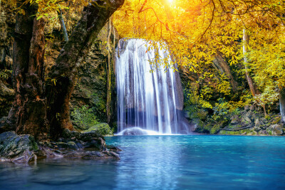 Oase aan waterval - Erawan waterval in de herfst, Thailand