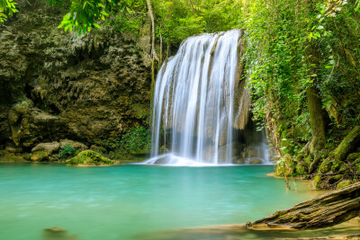 Waterval en Cliff, Erawan National Park, Thailand